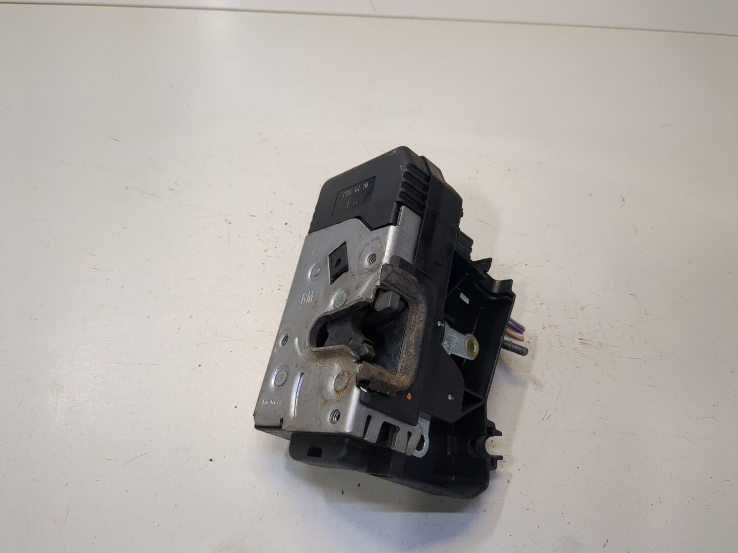 Замок двери передней левой