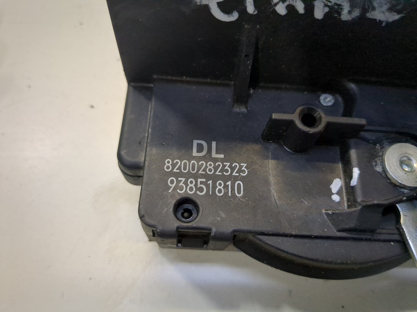 Замок двери передней левой