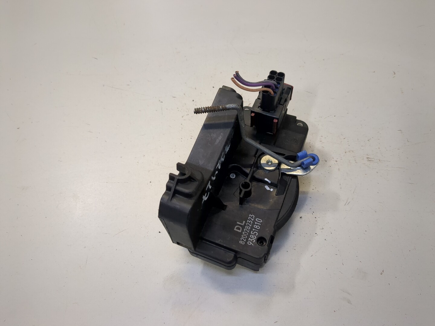 Замок двери передней левой