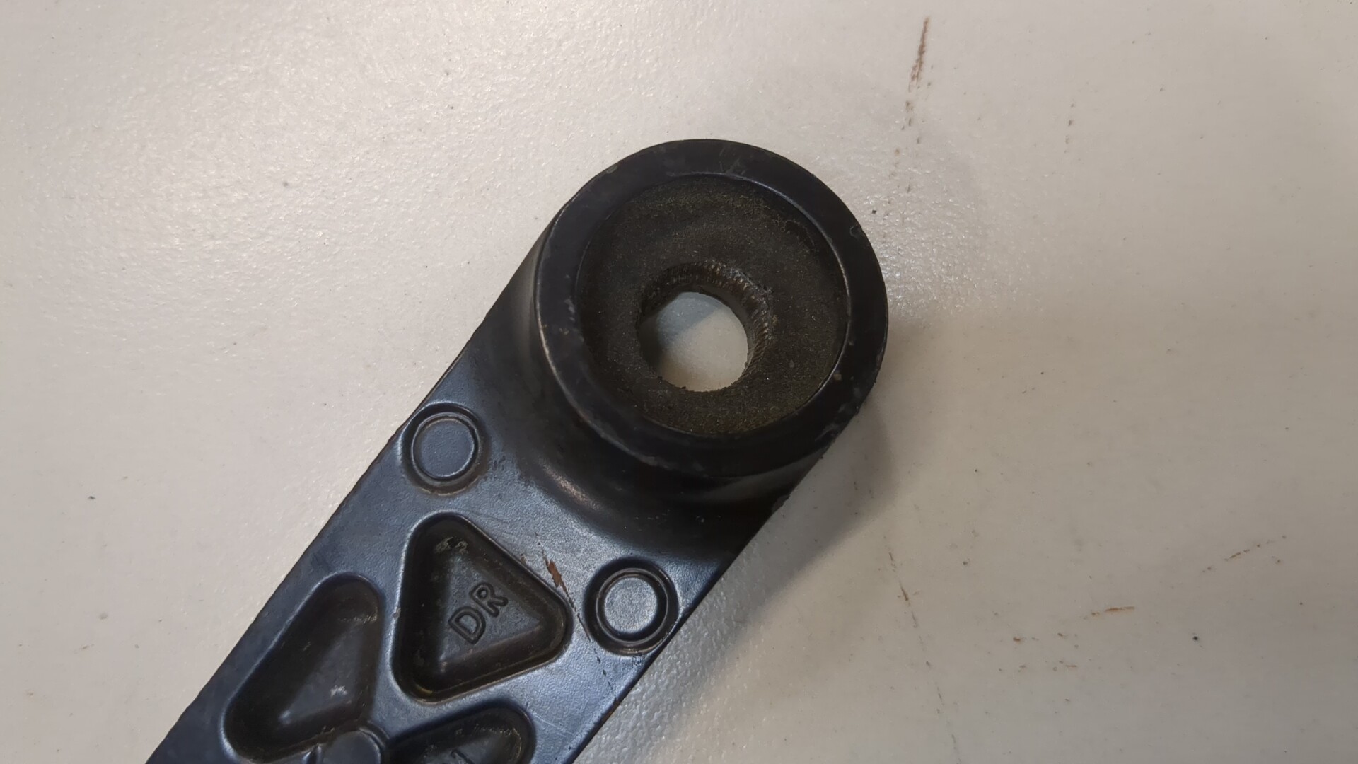 Поводок стеклоочистителя переднего