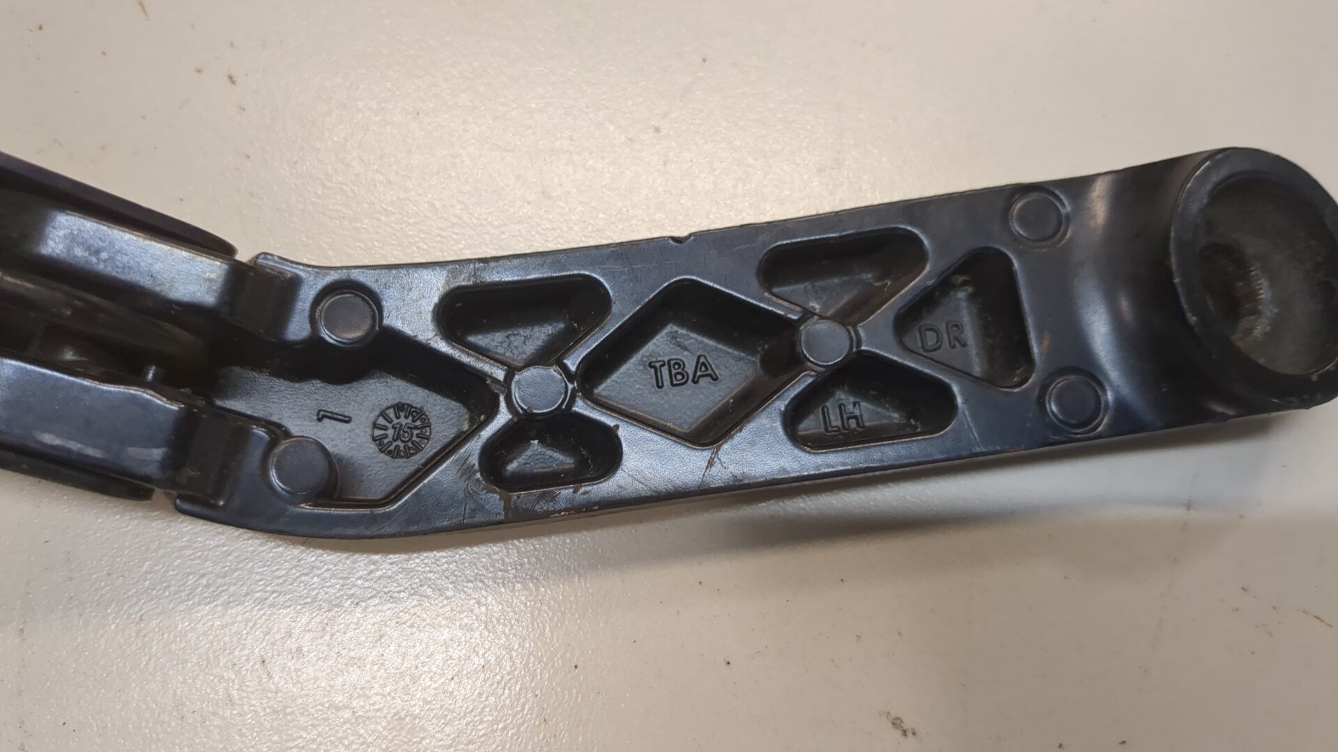 Поводок стеклоочистителя переднего