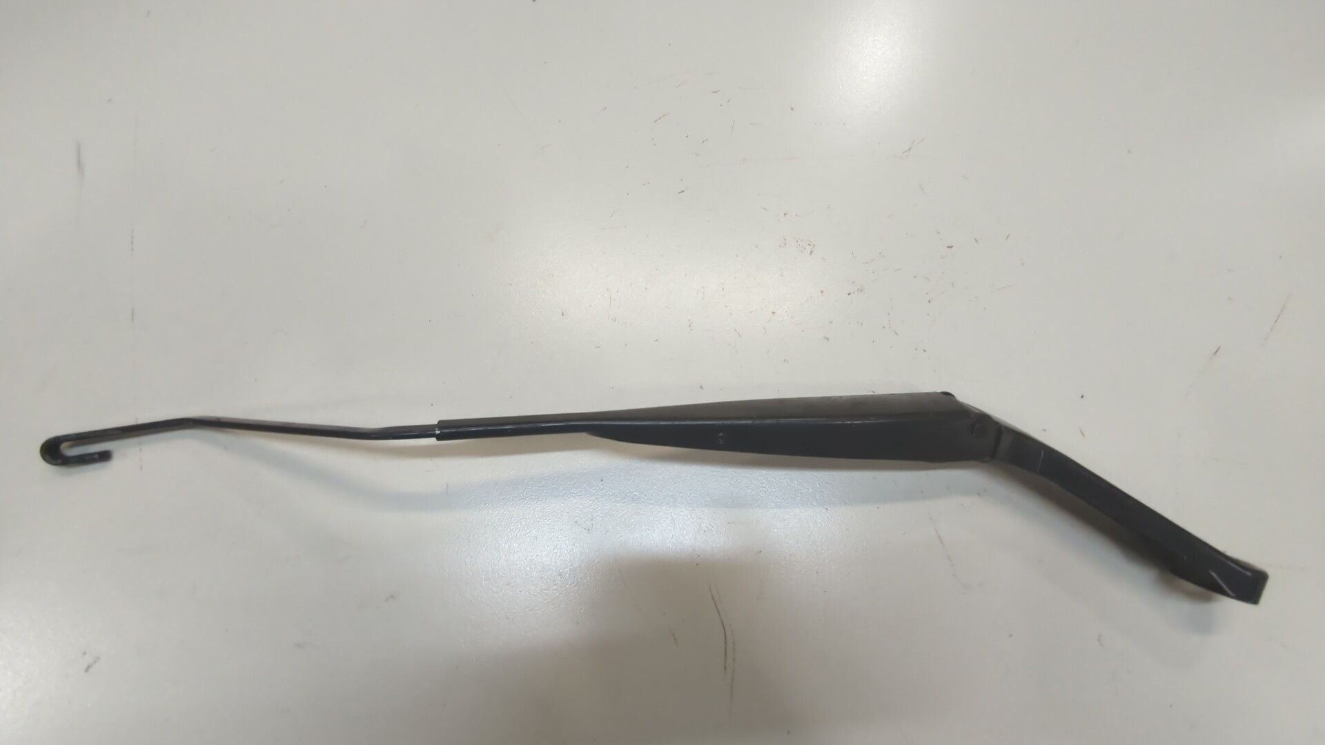 Поводок стеклоочистителя переднего