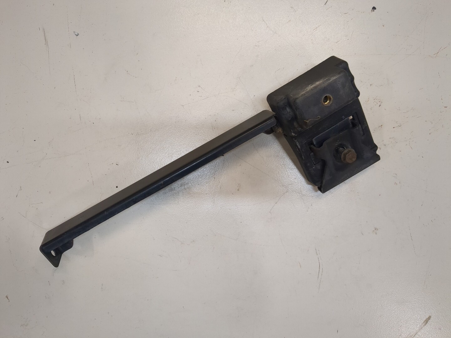 Кронштейн спойлера кабины