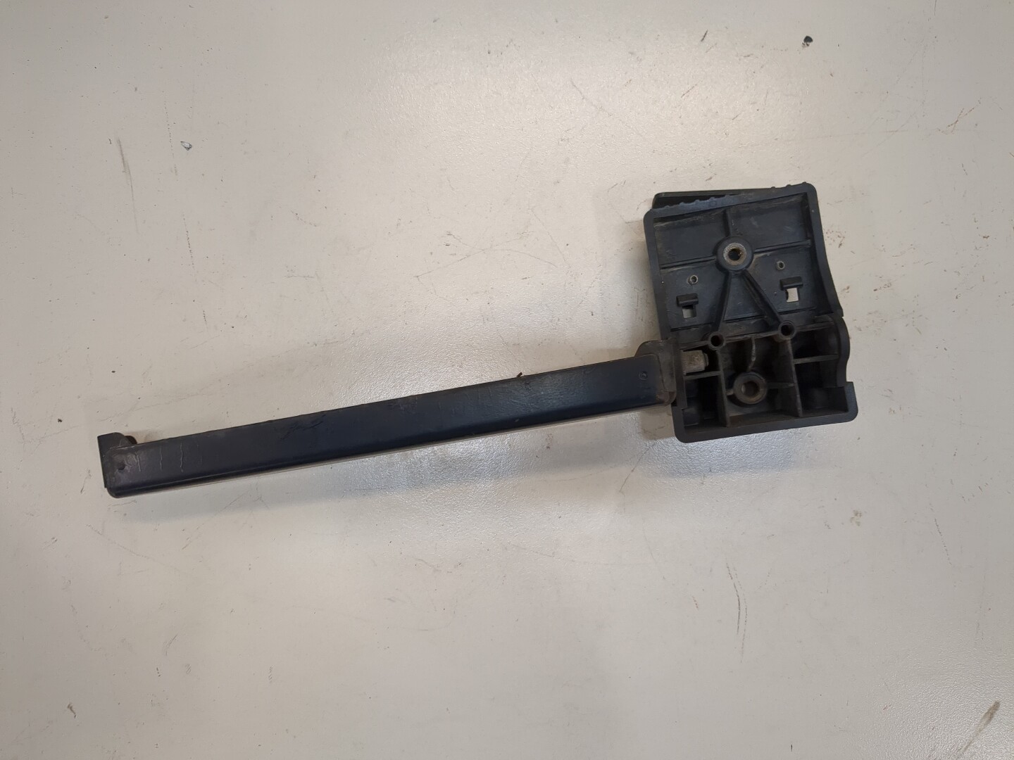 Кронштейн спойлера кабины