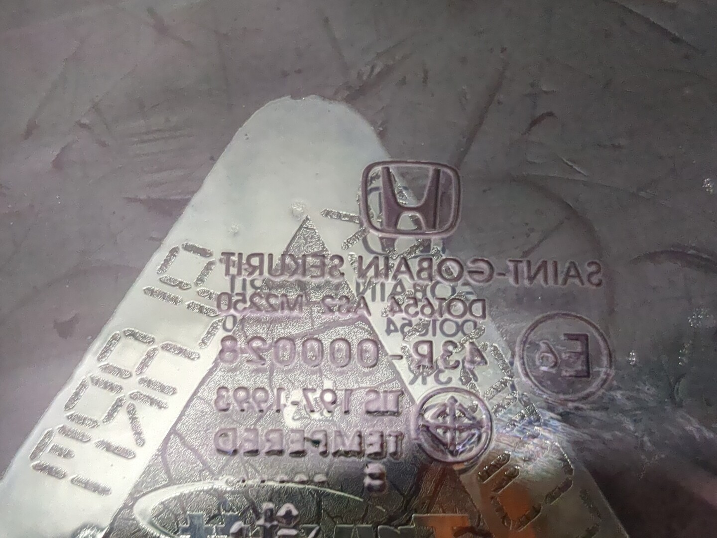 Стекло двери передней правой