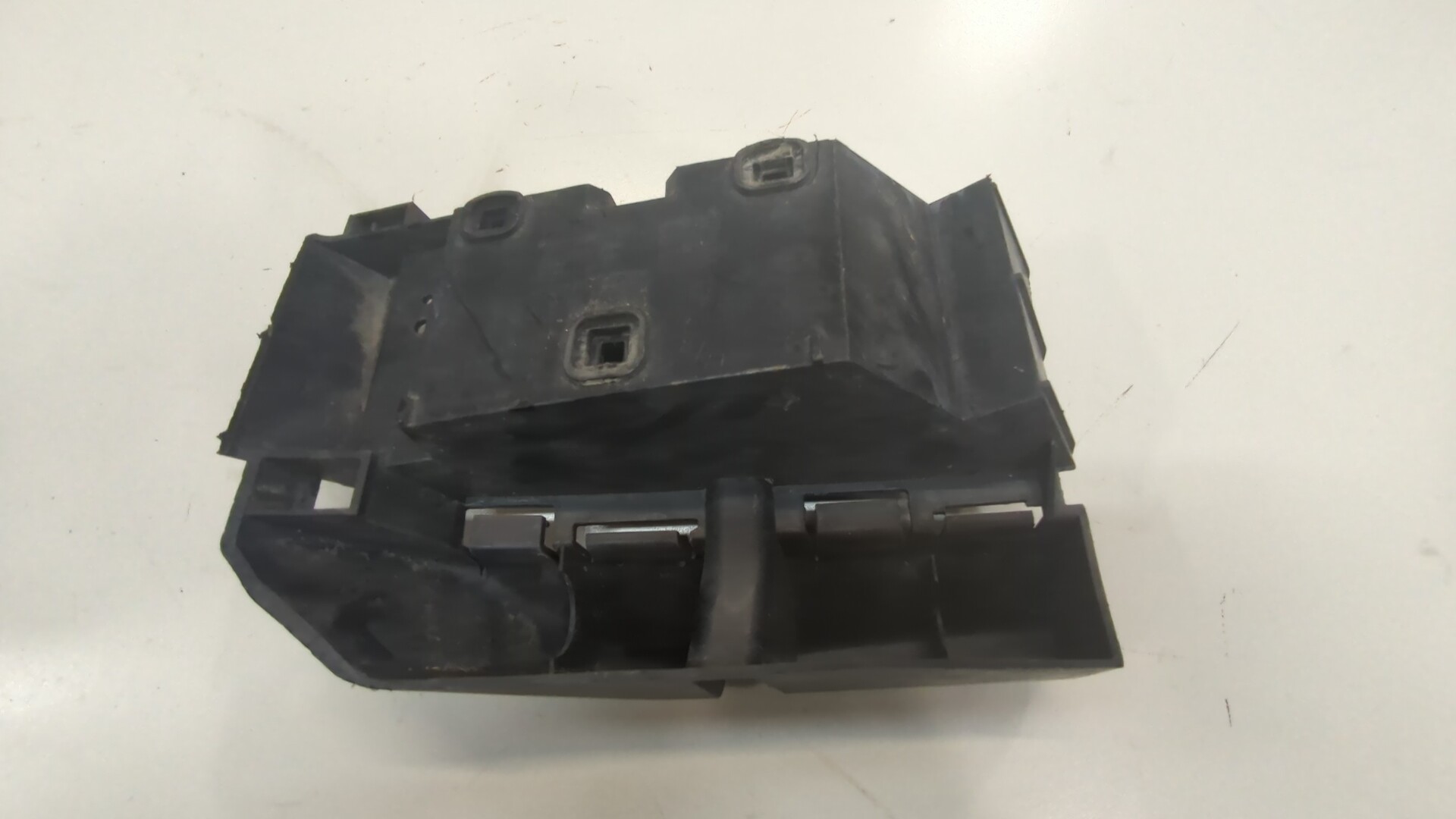 Кронштейн заднего бампера правый