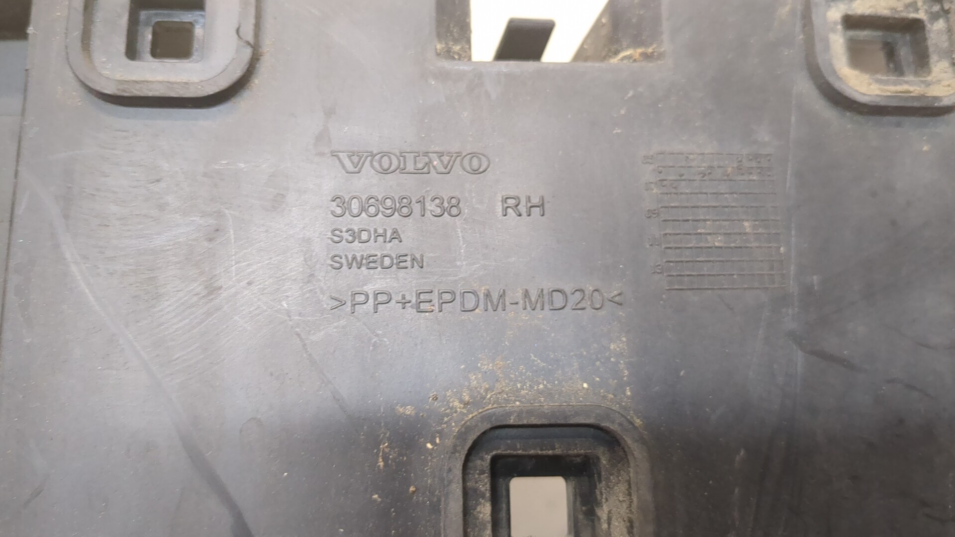 Кронштейн заднего бампера правый