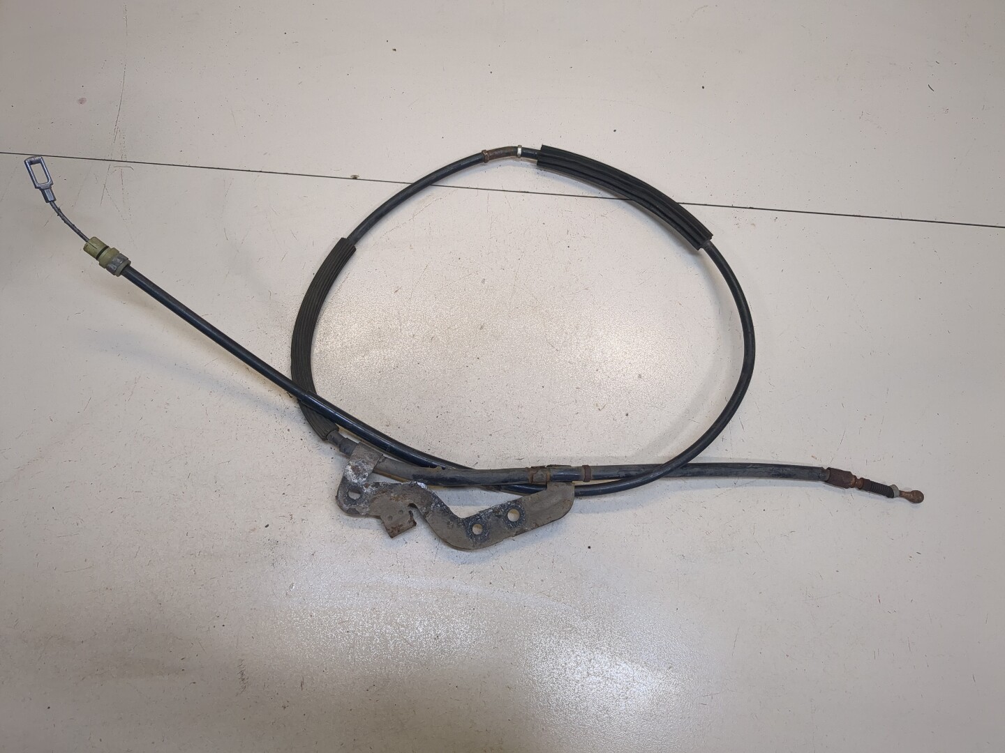 Трос стояночного тормоза