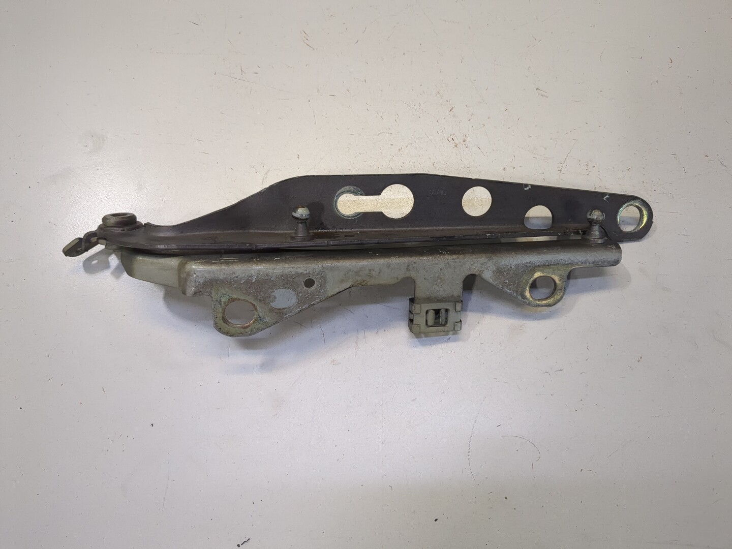 Петля капота левая