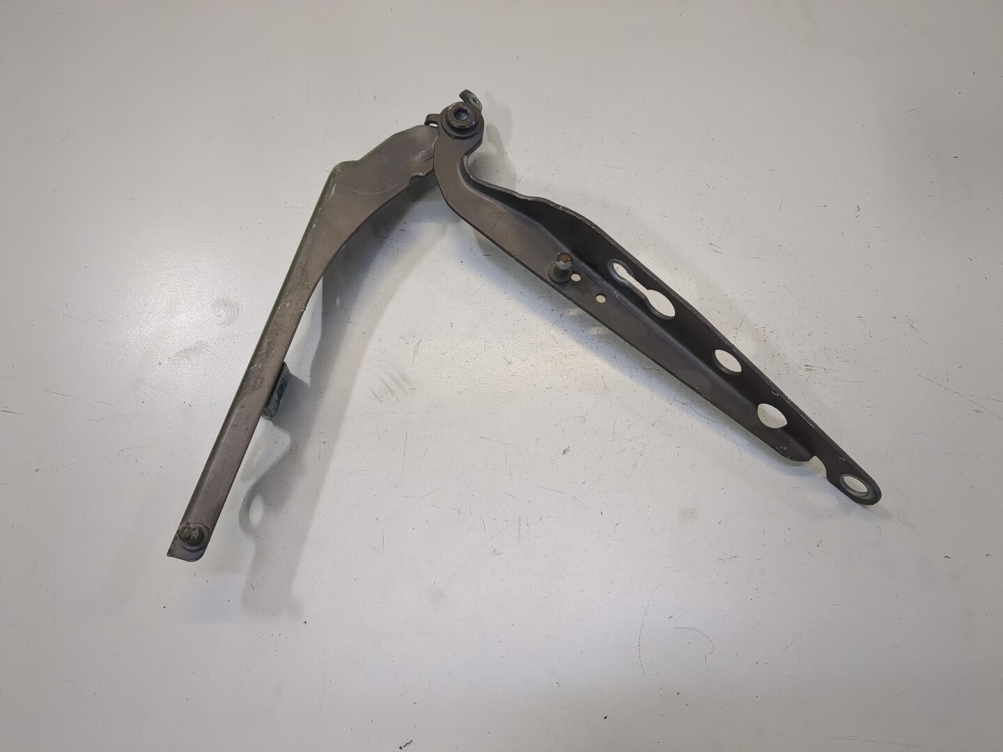 Петля капота левая