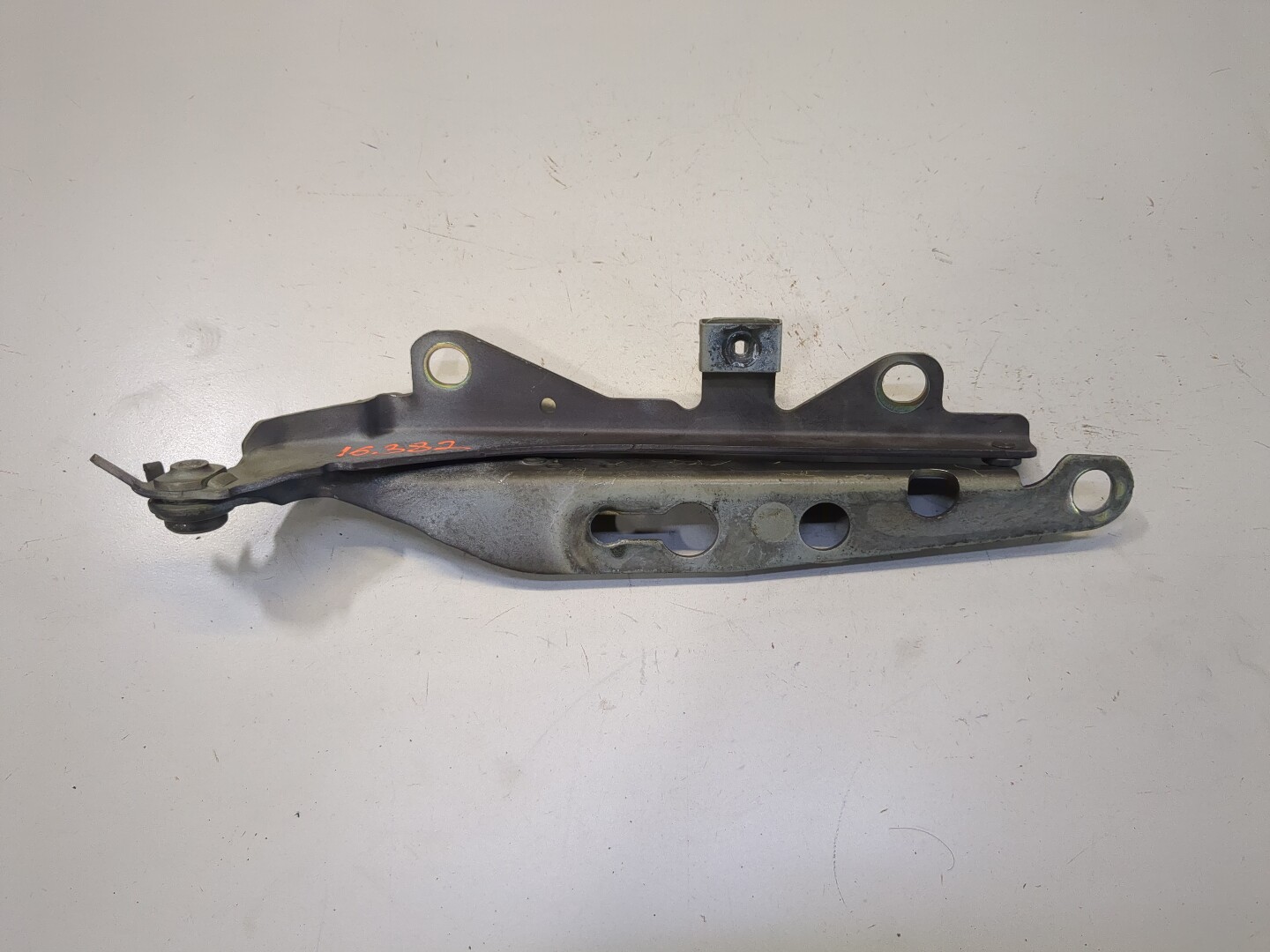 Петля капота левая