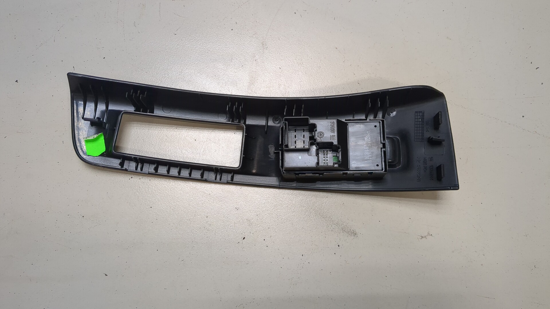 Кнопка стеклоподъемника