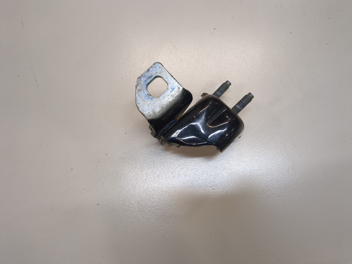 Петля двери