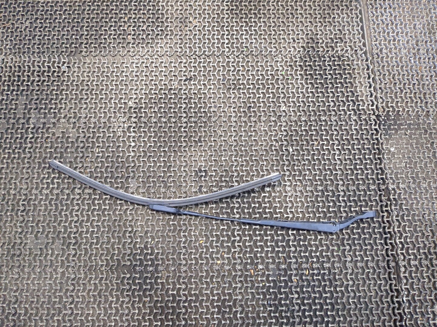 Поводок стеклоочистителя передний левый