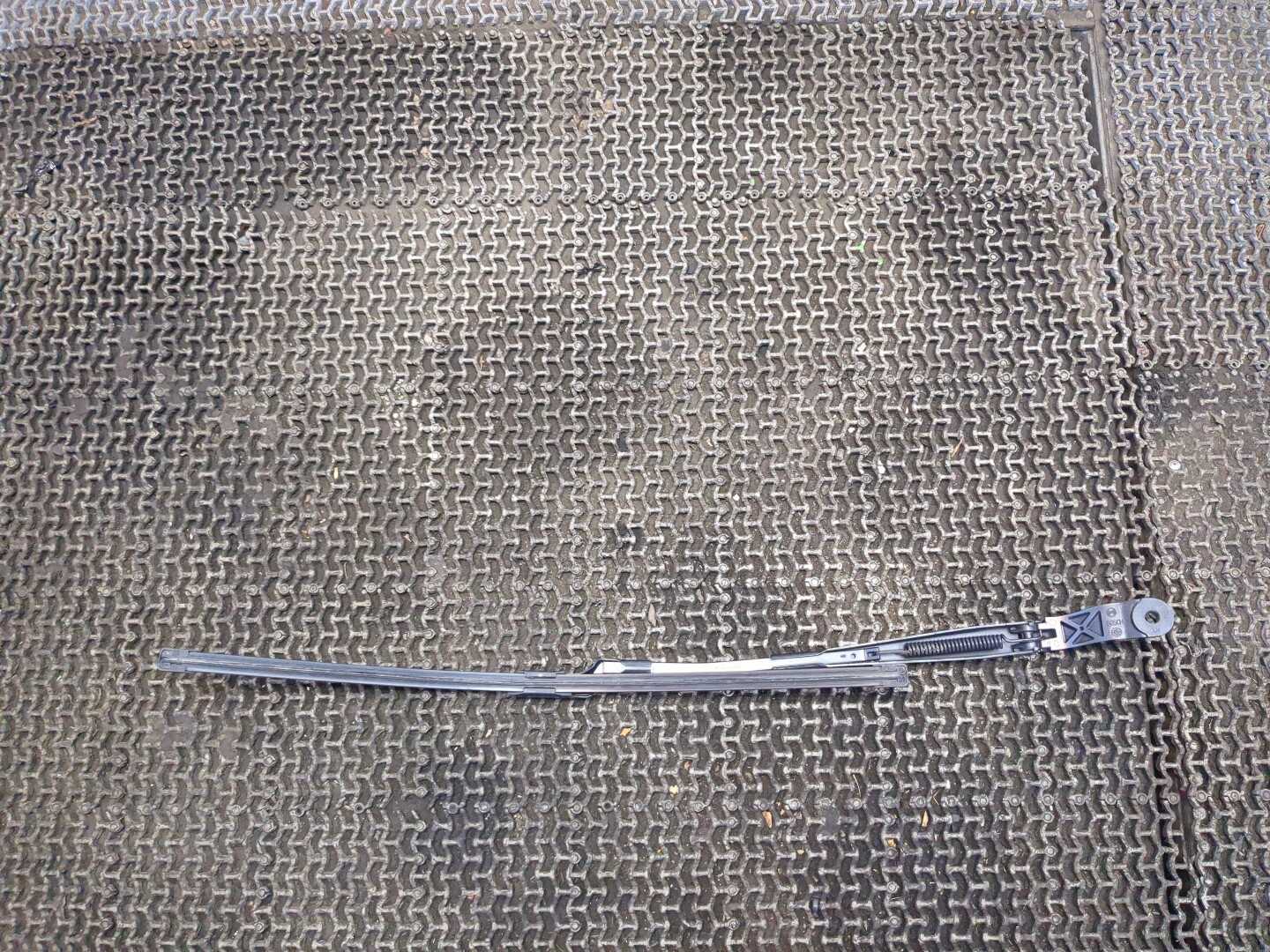 Поводок стеклоочистителя передний левый