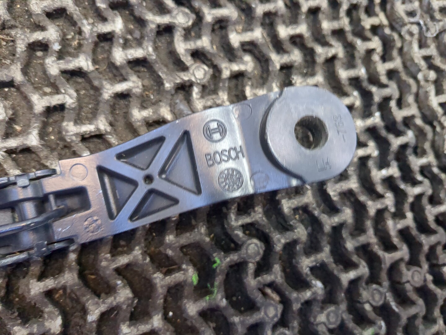 Поводок стеклоочистителя передний левый