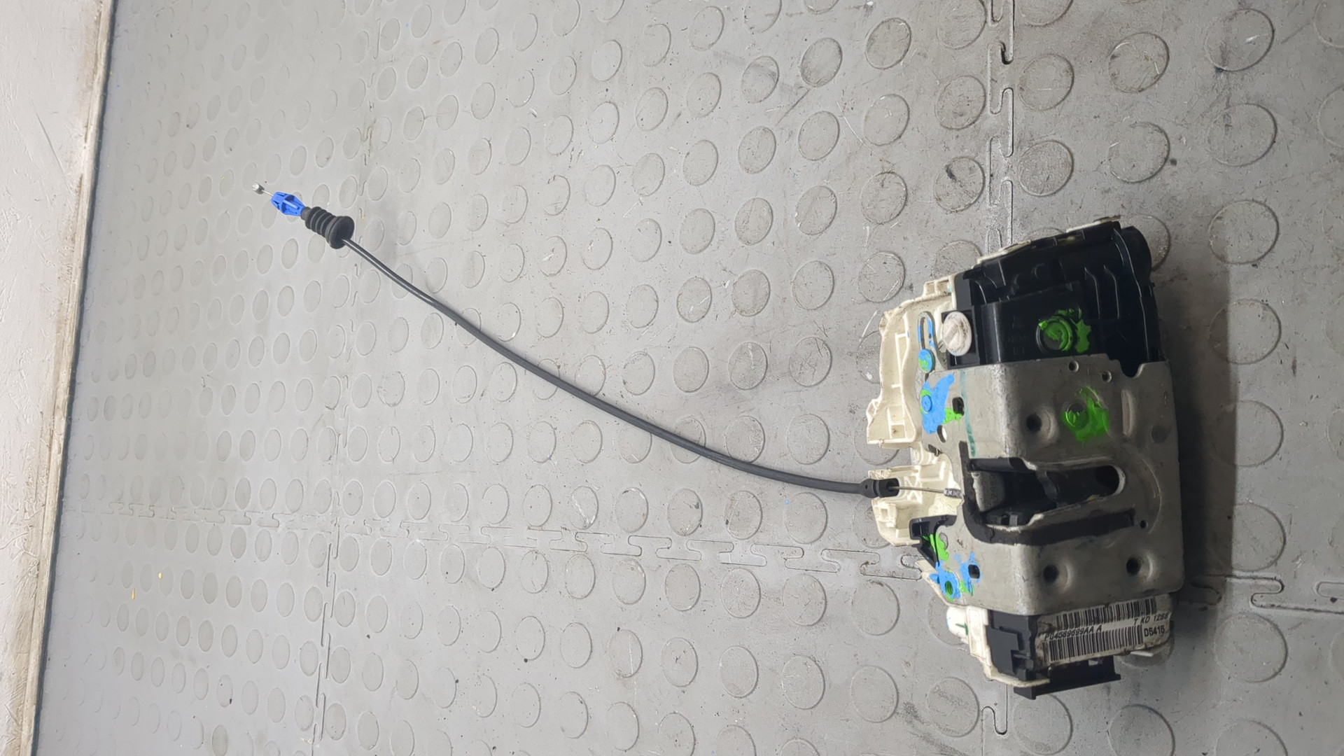 Замок двери задней левой