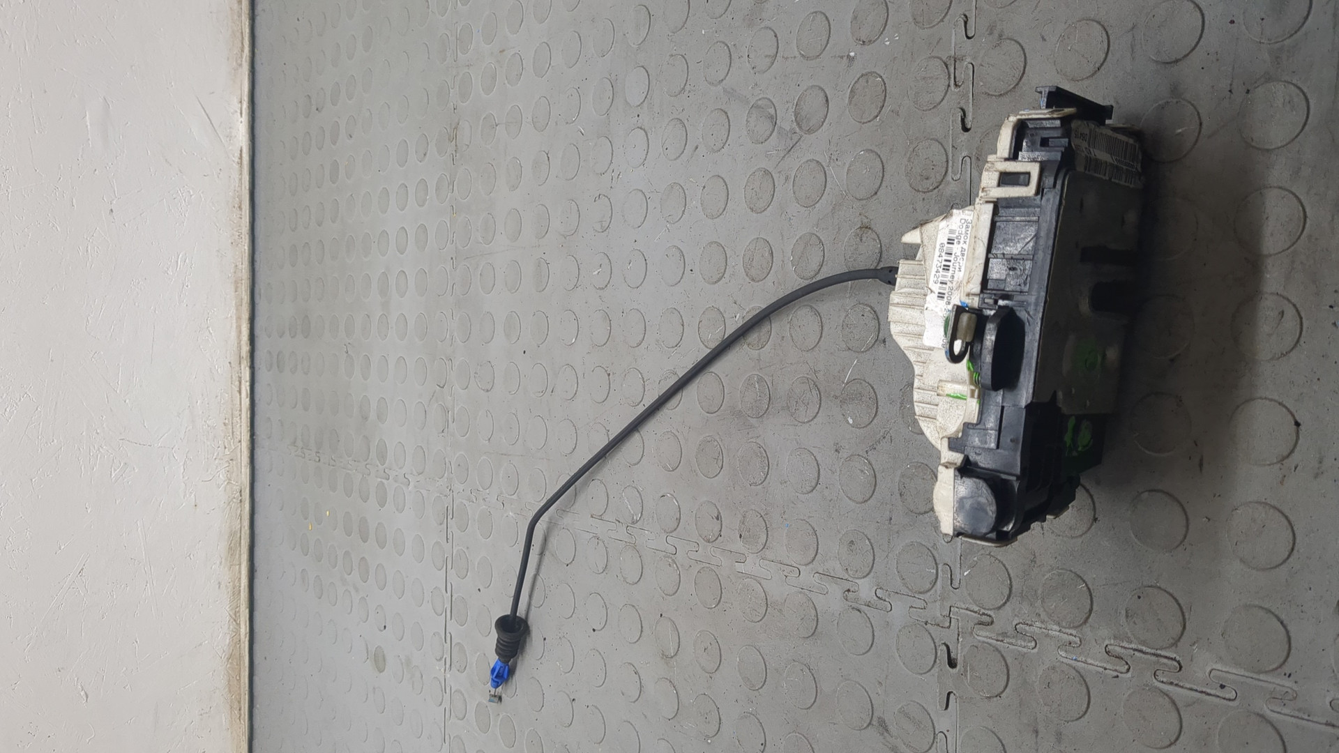 Замок двери задней левой