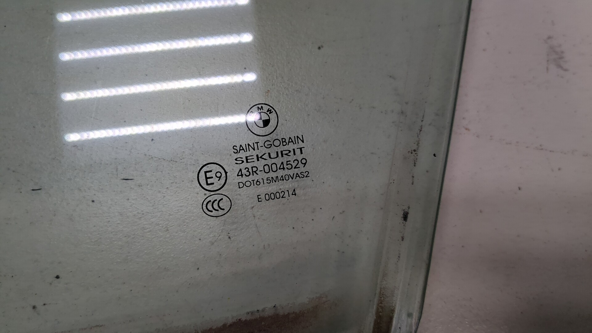 Стекло двери передней левой