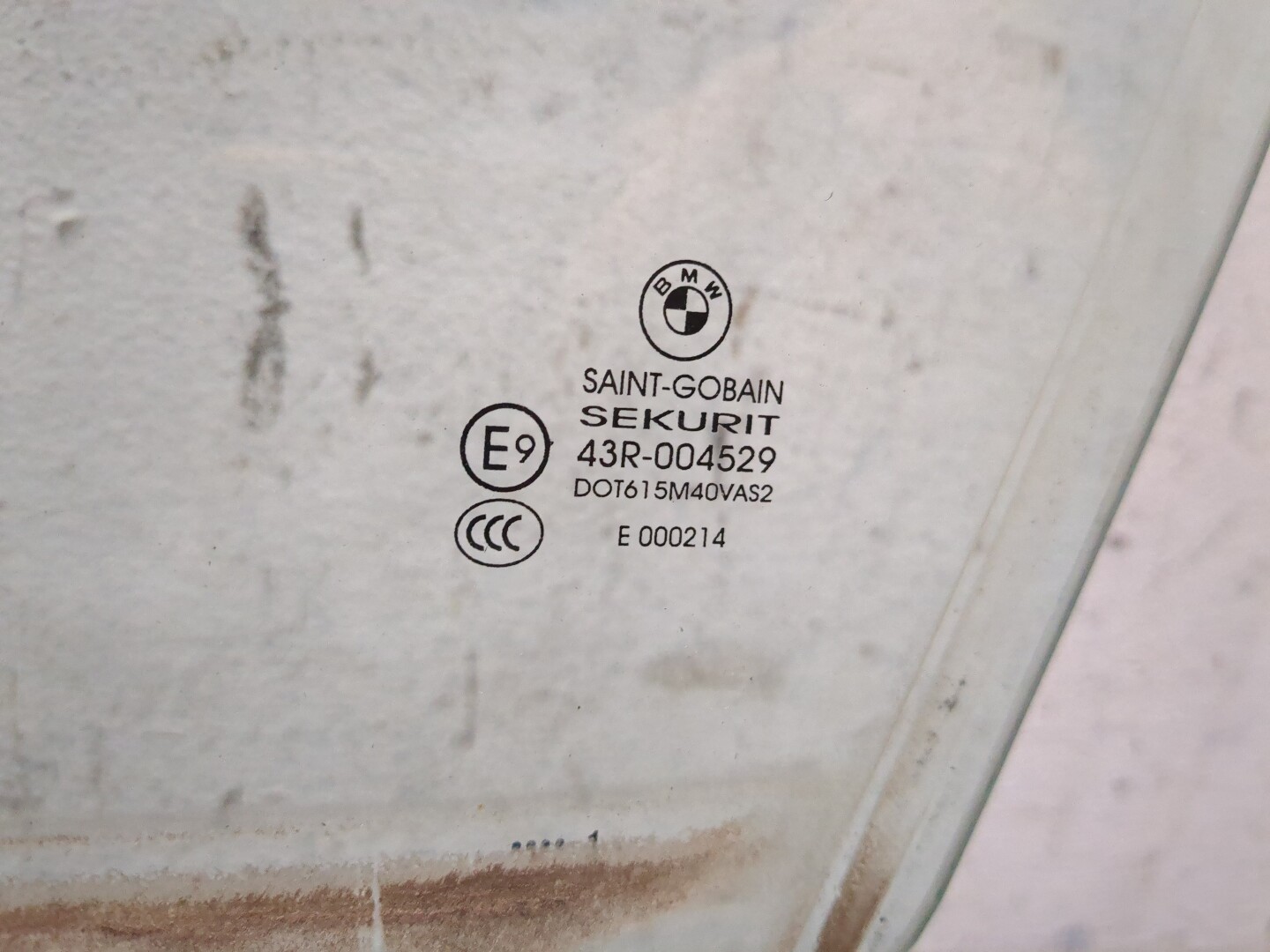 Стекло двери передней левой