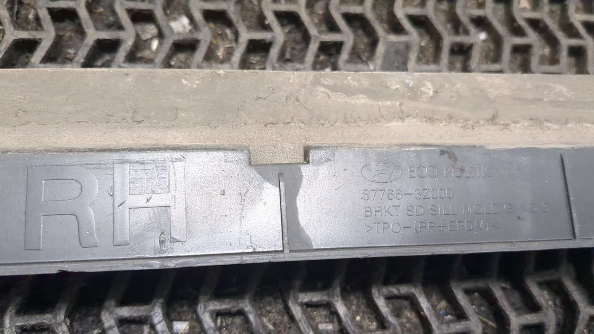 Кронштейн заднего бампера правый