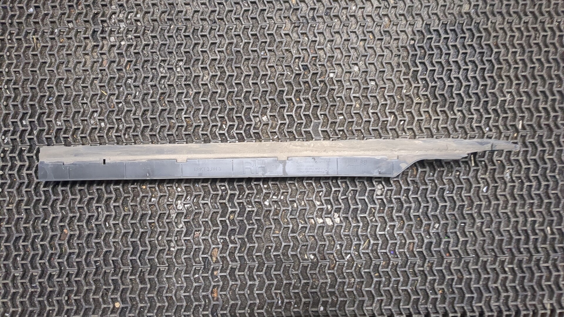 Кронштейн заднего бампера правый