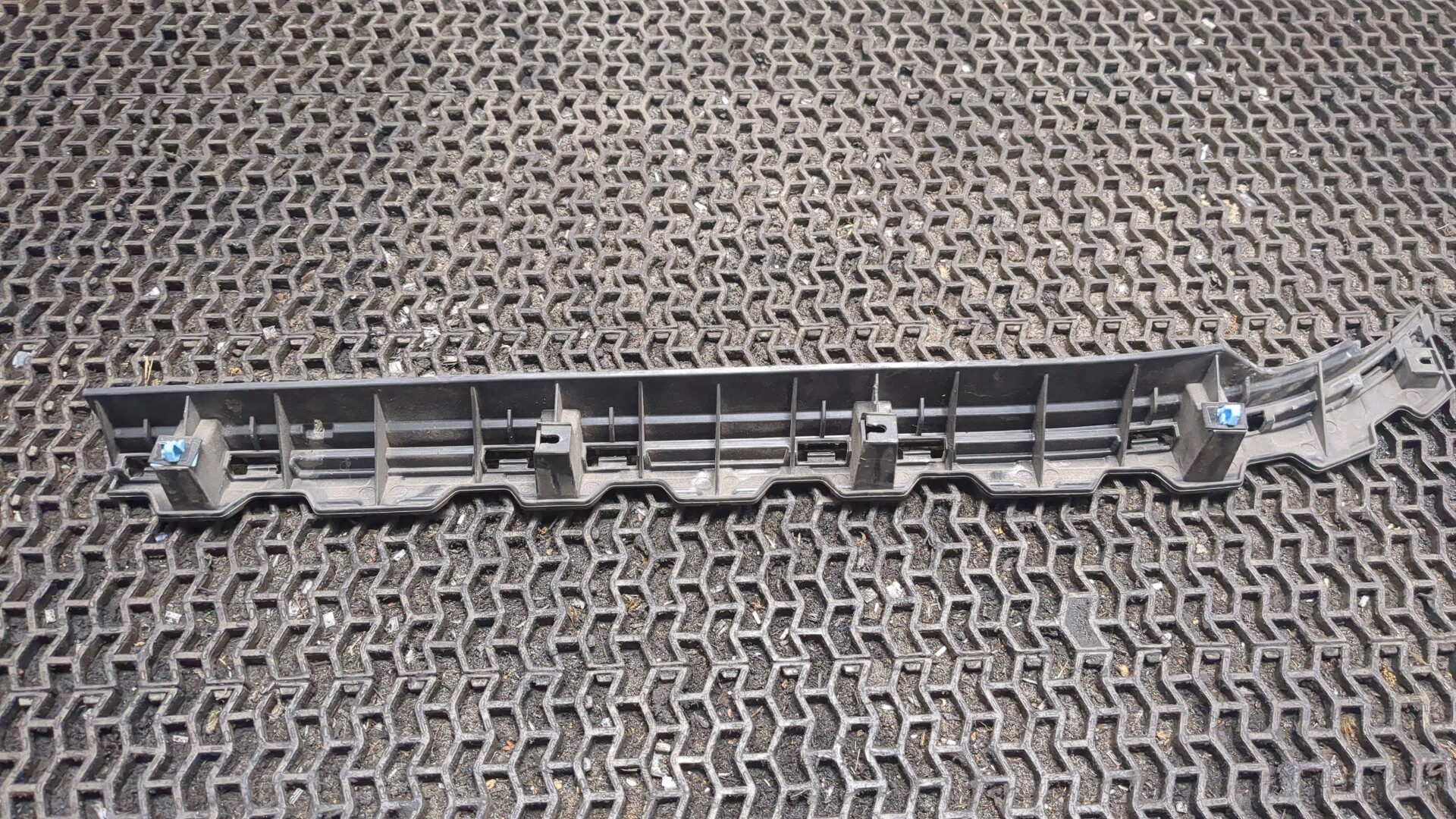 Кронштейн заднего бампера правый