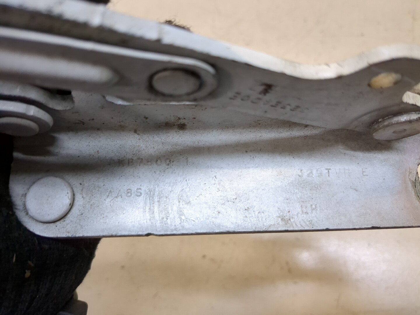 Петля капота левая