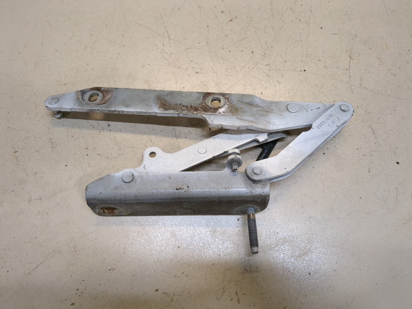 Петля капота левая