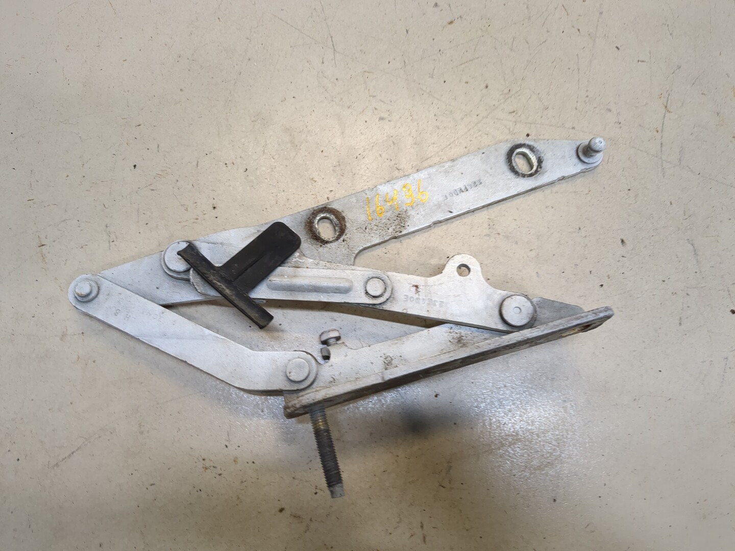 Петля капота левая