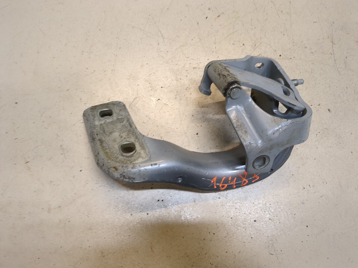 Петля крышки багажника