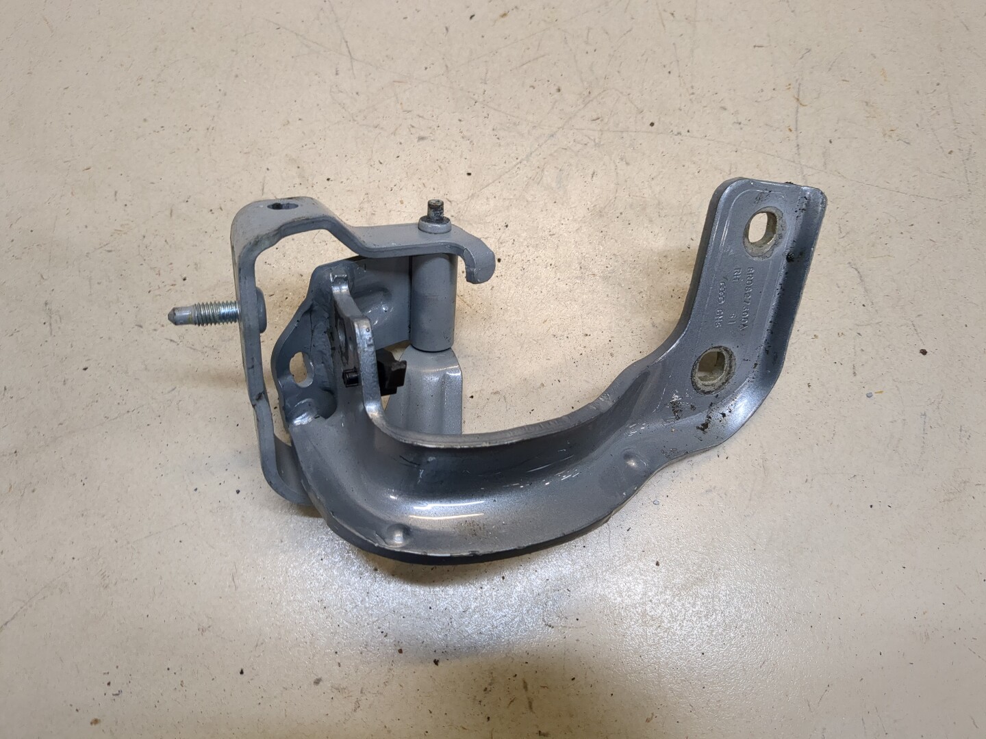 Петля крышки багажника