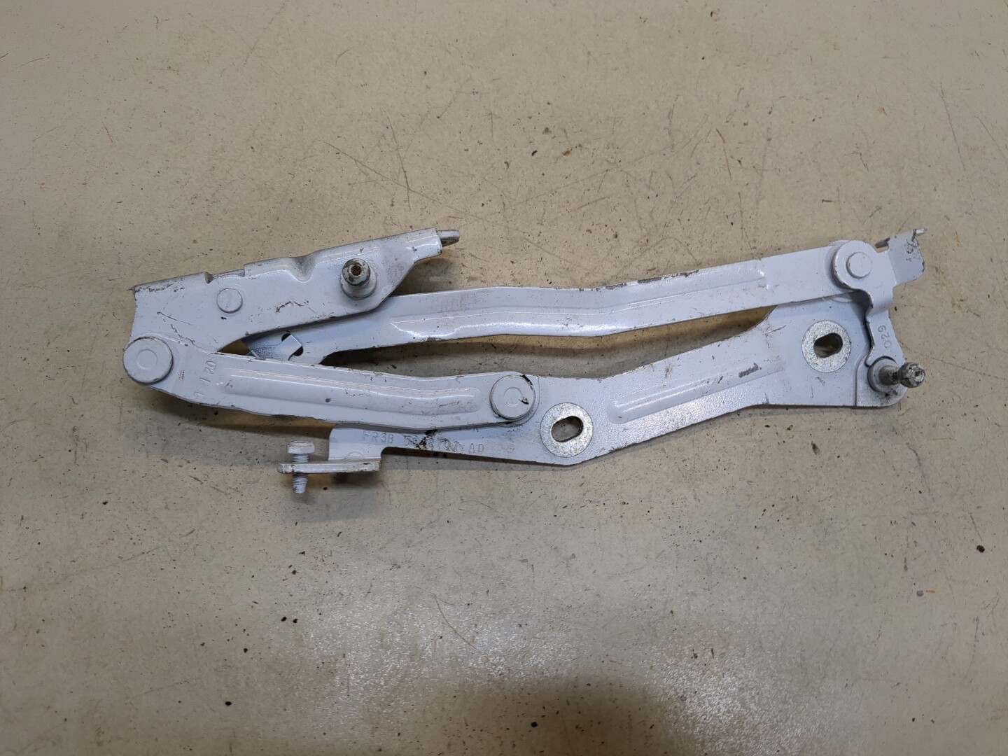 Петля крышки багажника