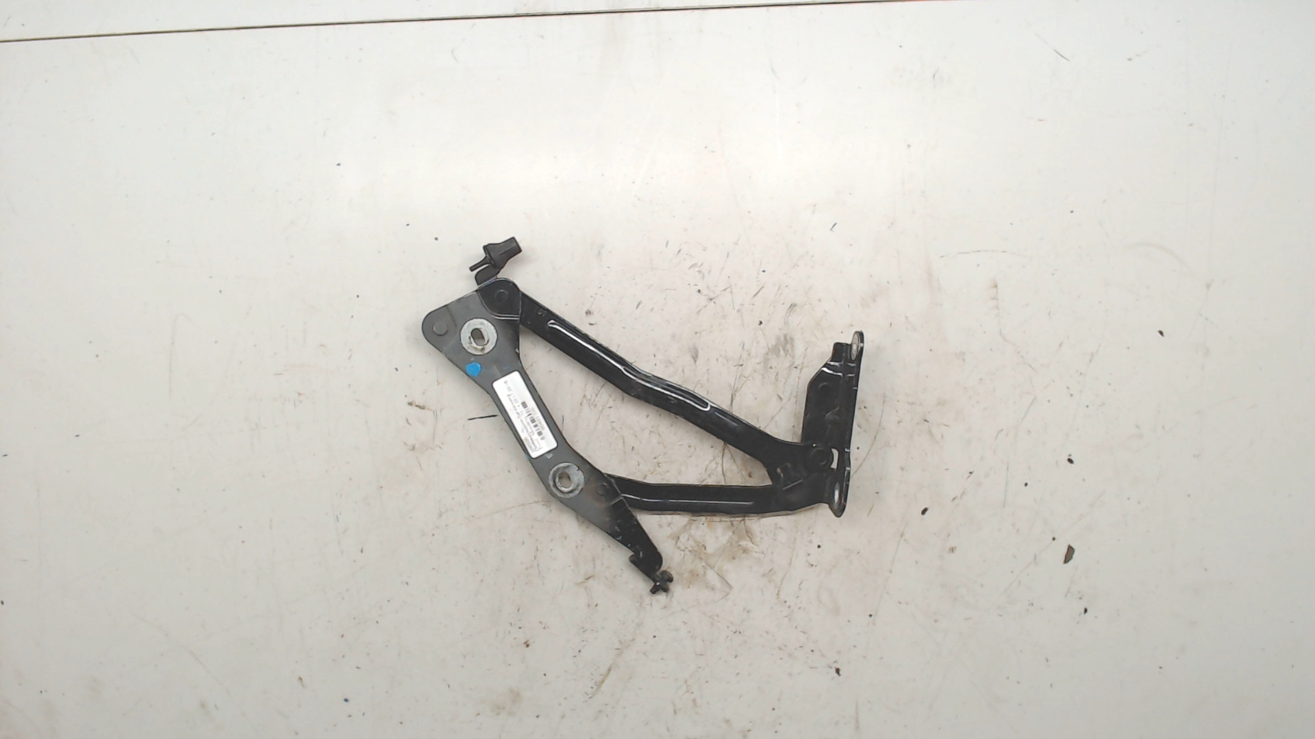 Петля крышки багажника