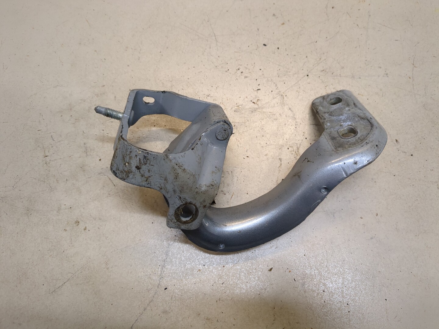 Петля крышки багажника