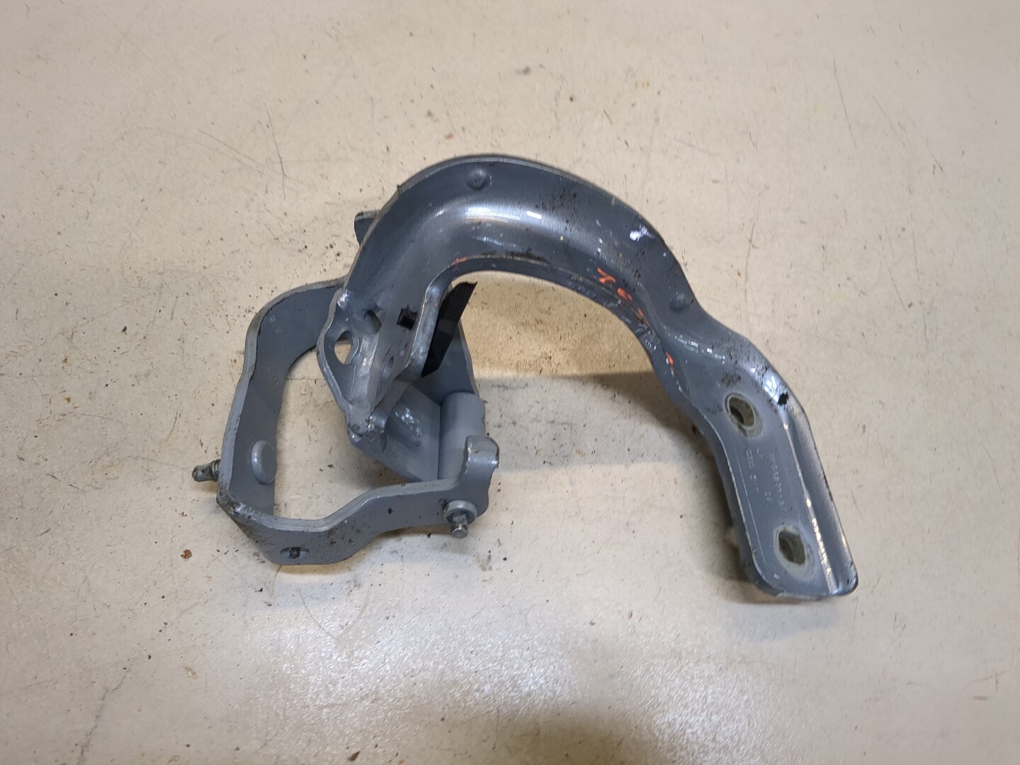 Петля крышки багажника