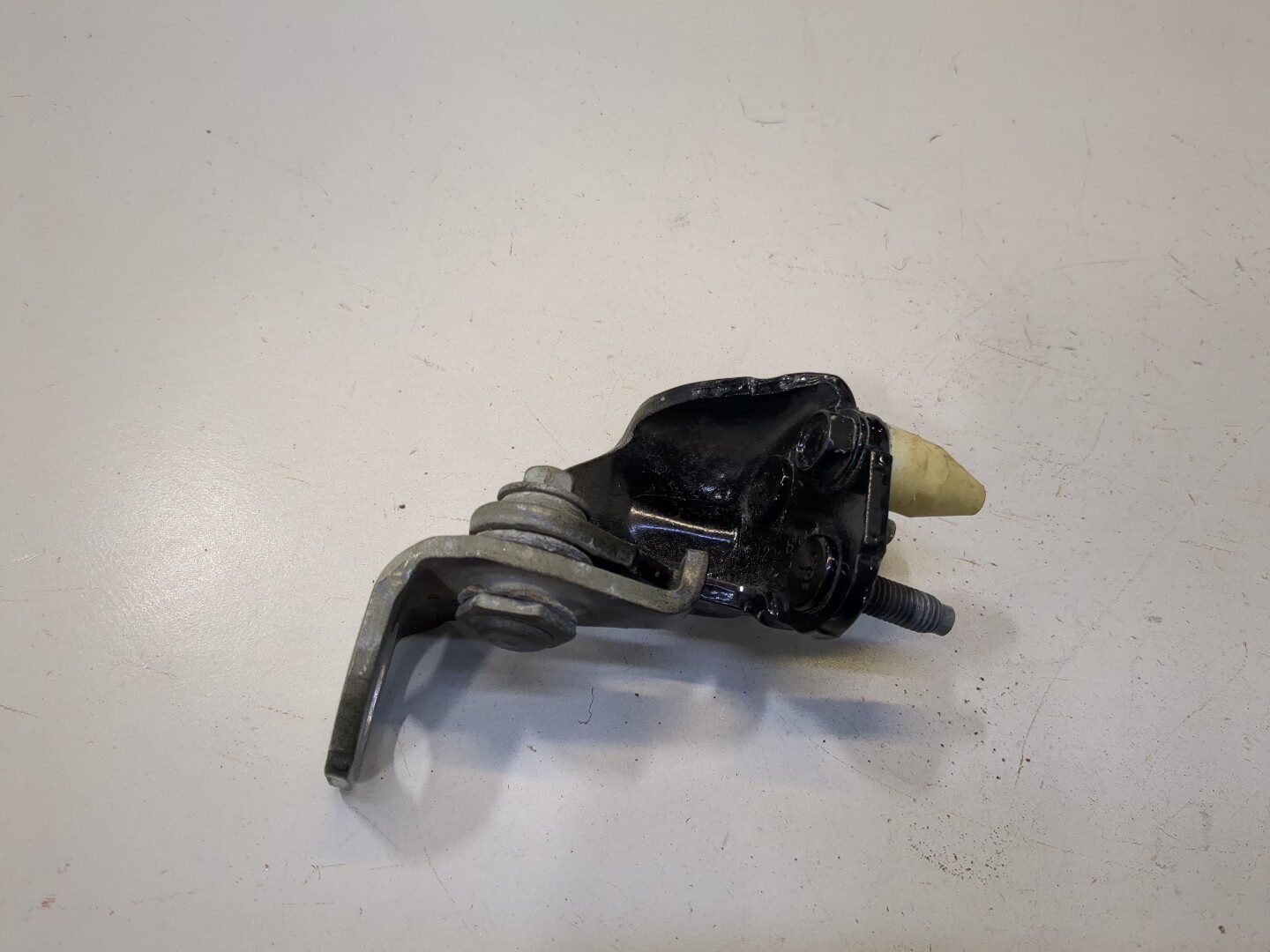 Петля двери