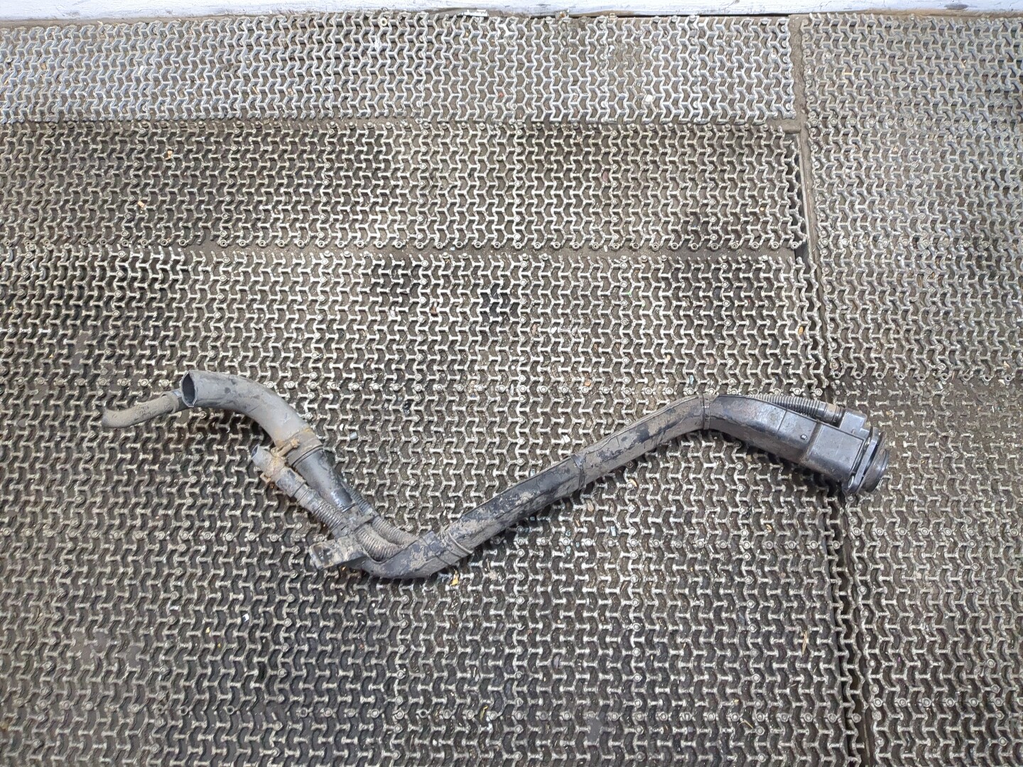 Горловина топливного бака