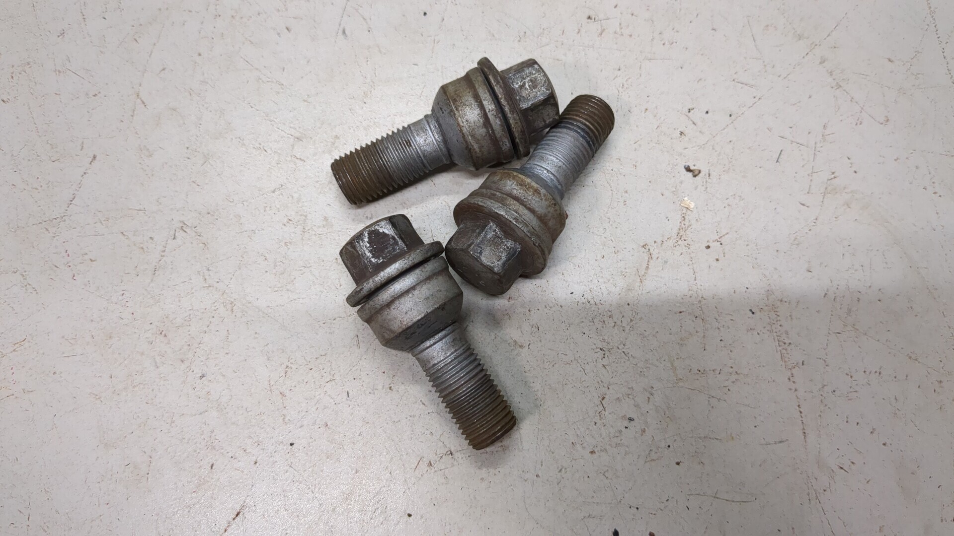 Болт колесный