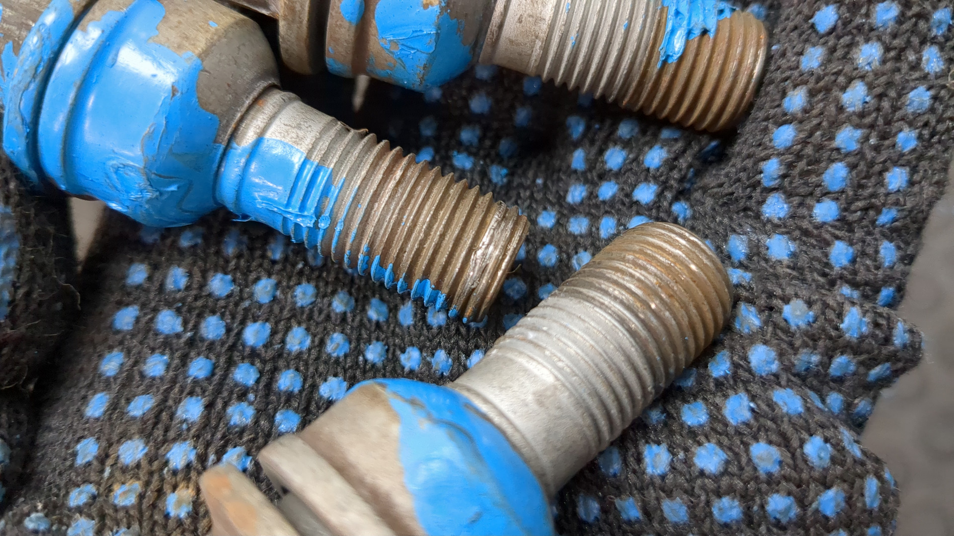 Болт колесный