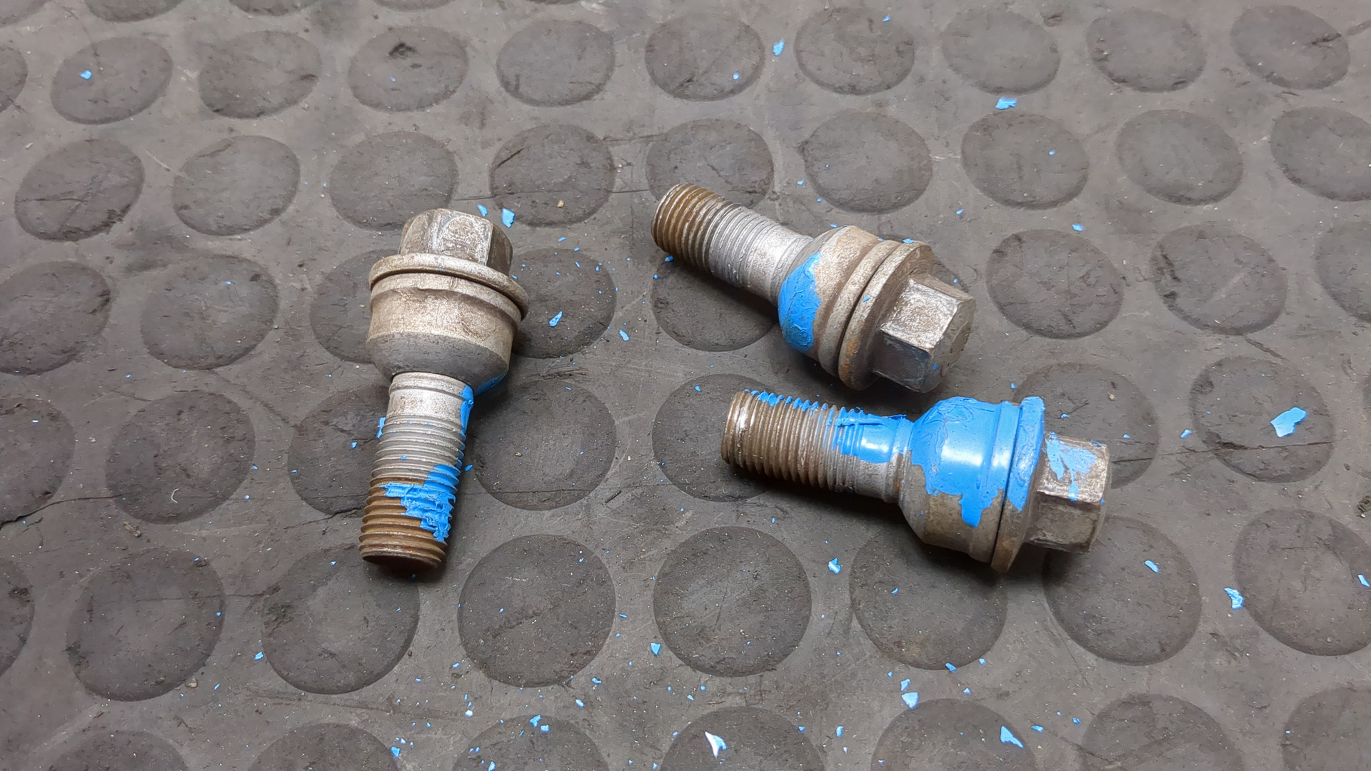 Болт колесный