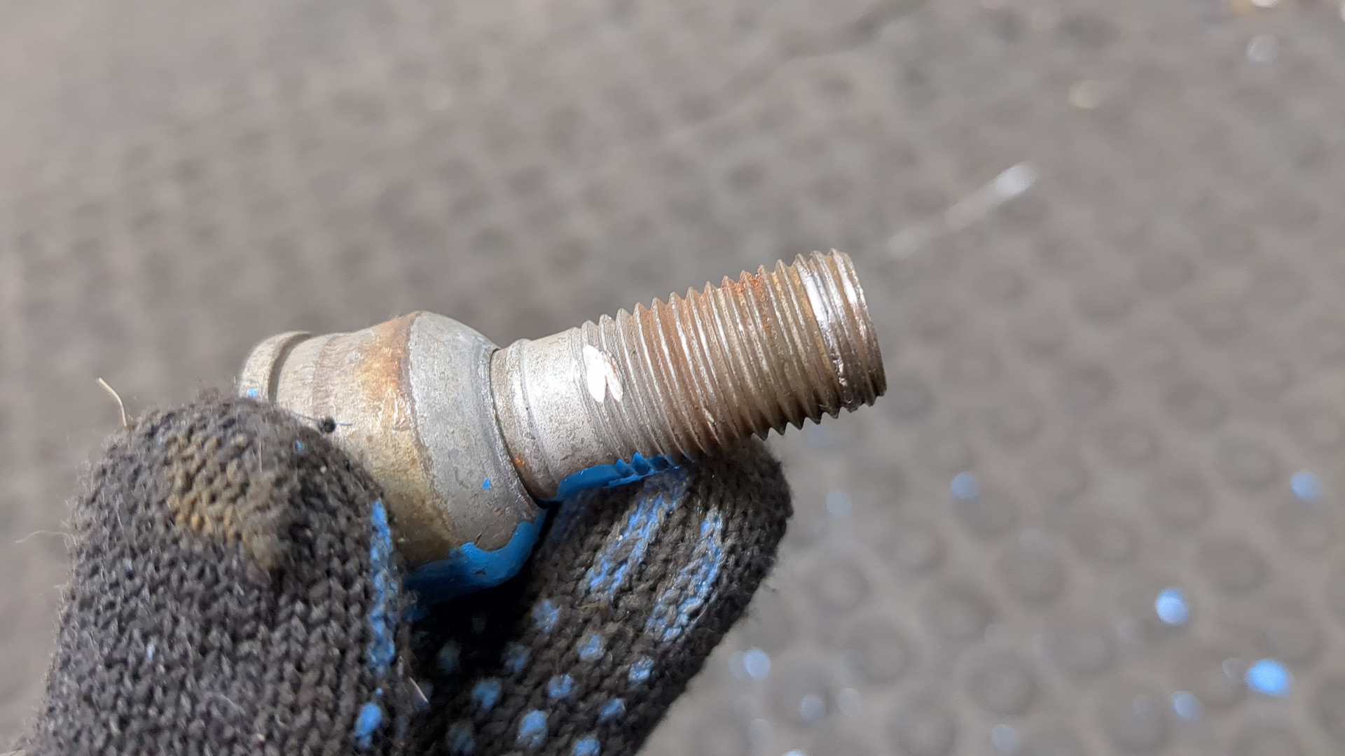 Болт колесный