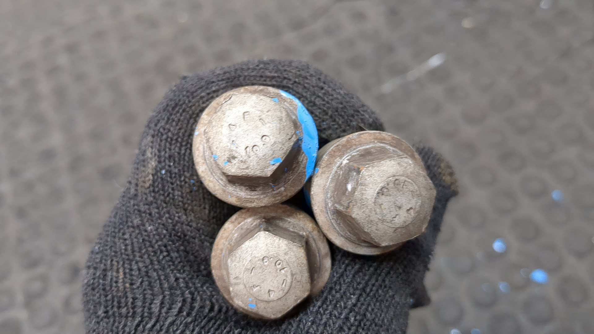 Болт колесный