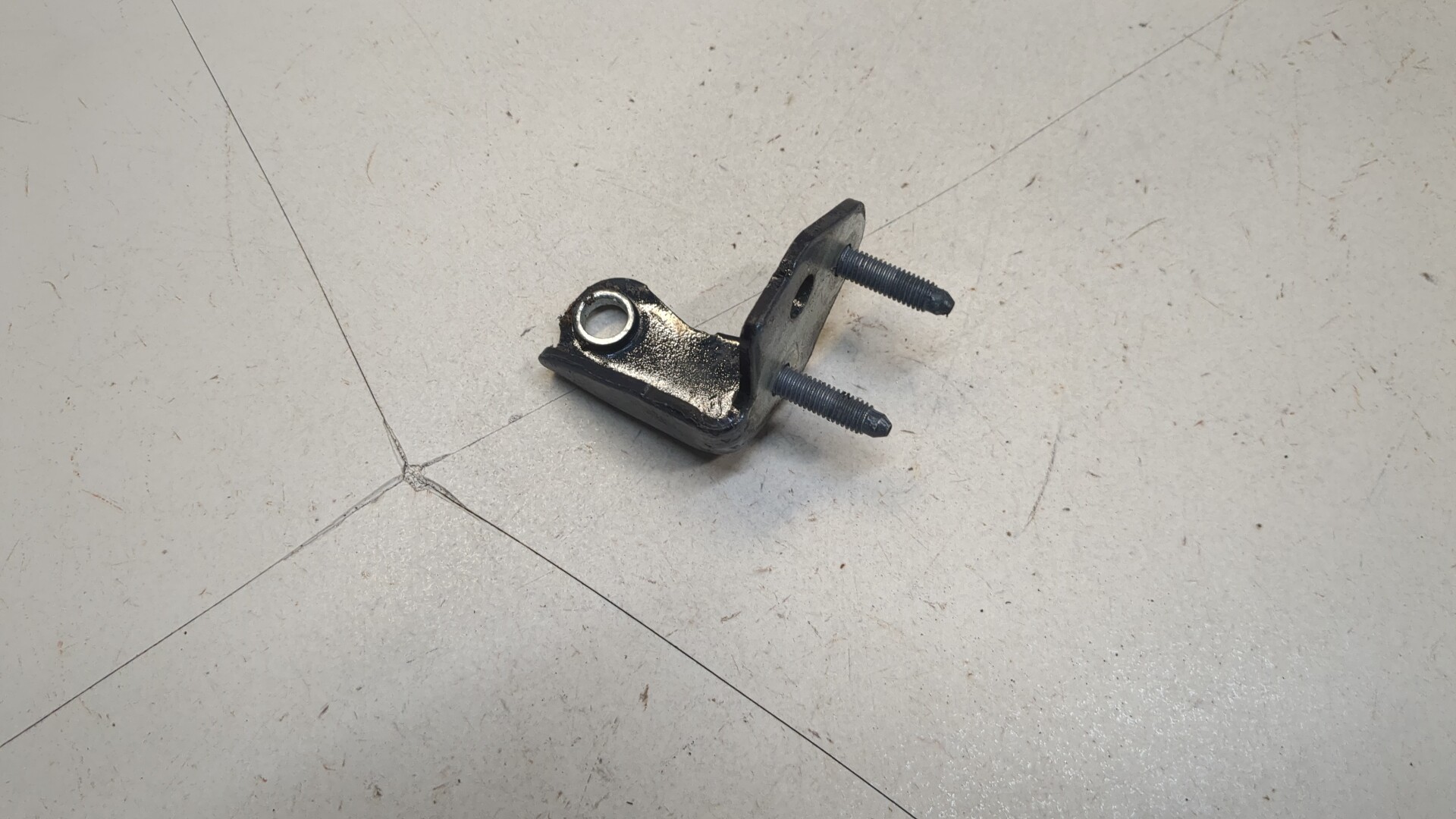 Петля двери