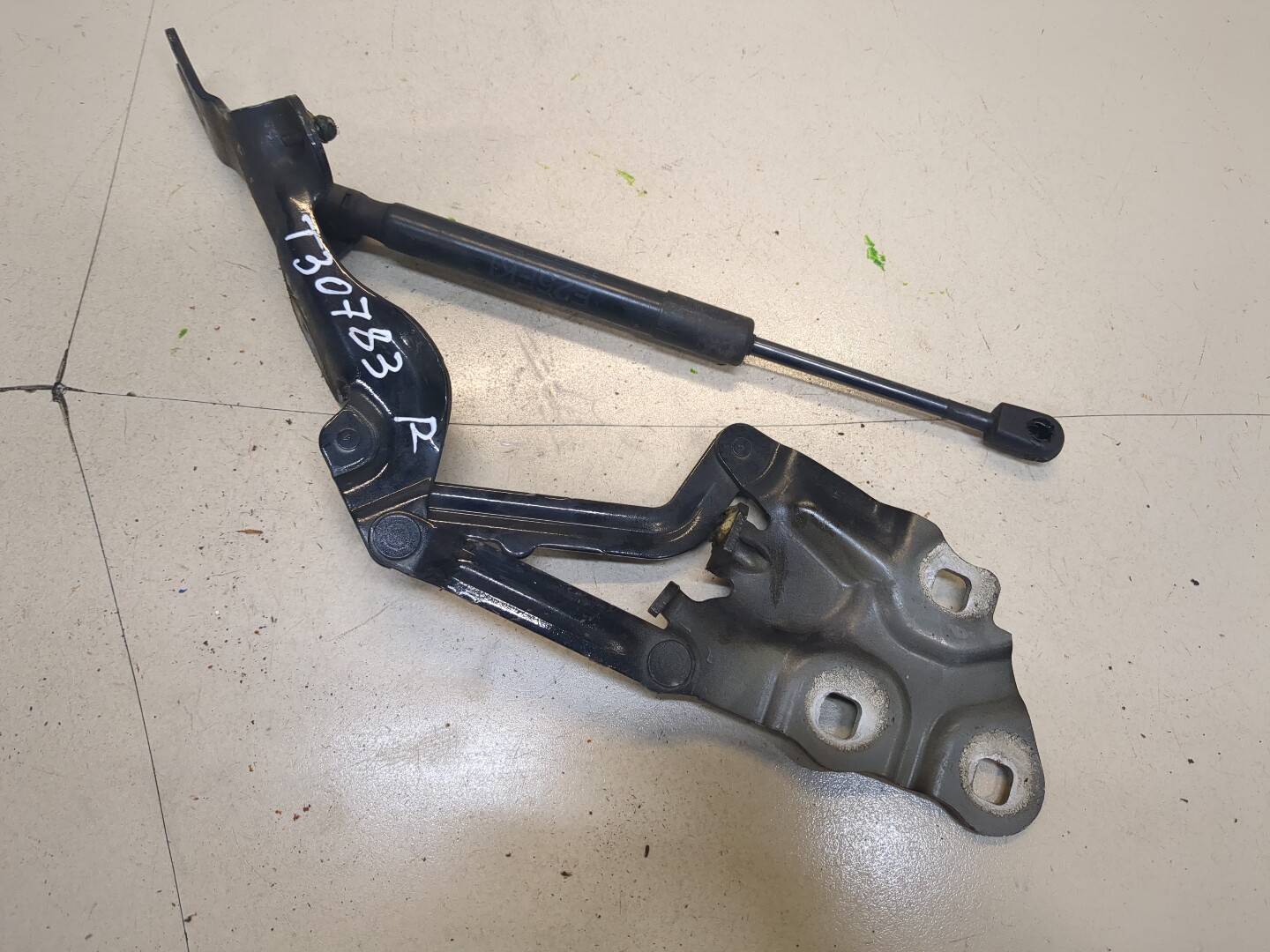 Петля капота правая