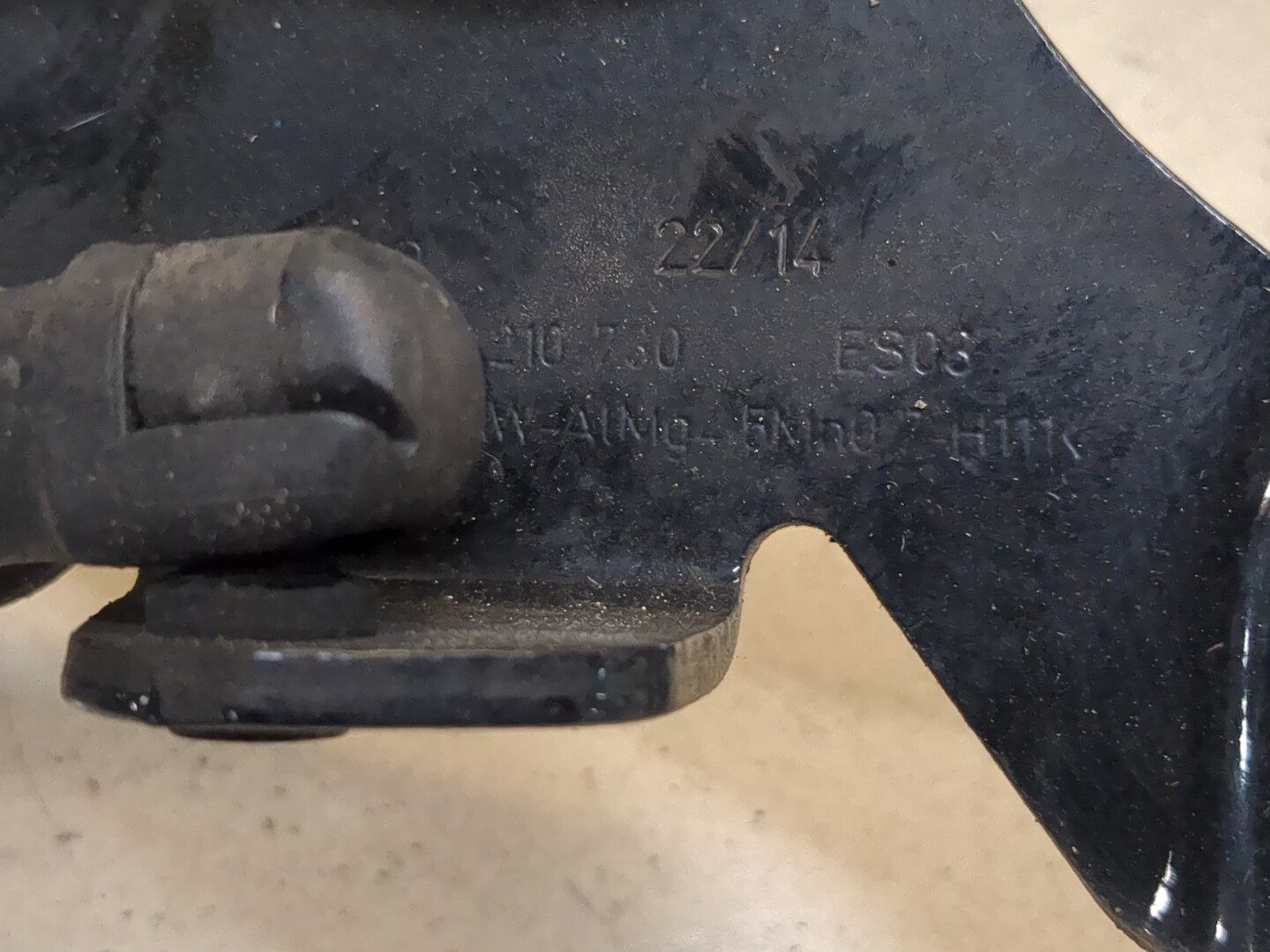 Петля капота правая