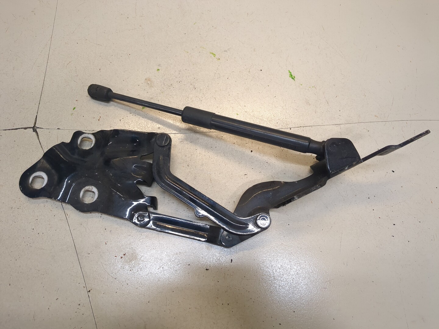 Петля капота правая