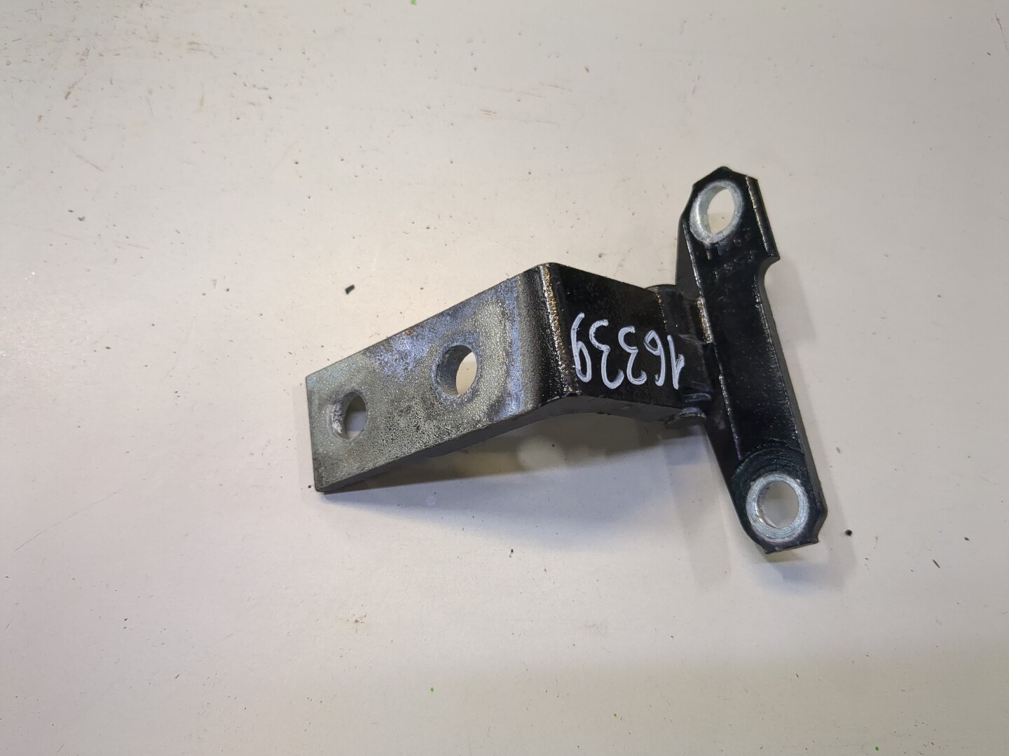 Петля двери