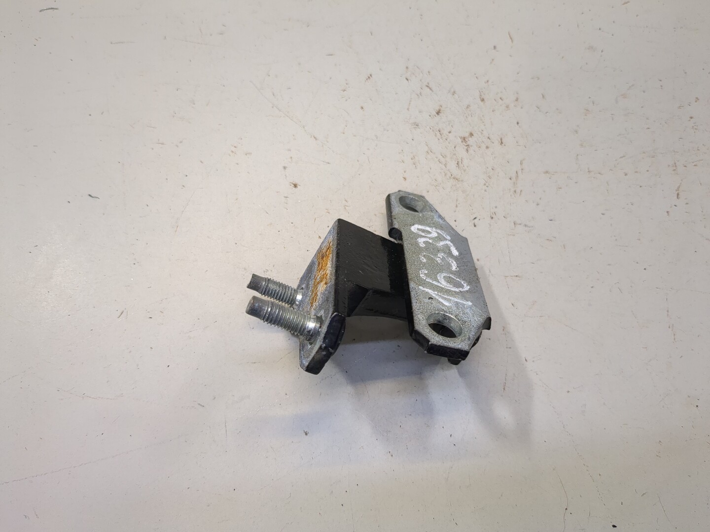 Петля двери