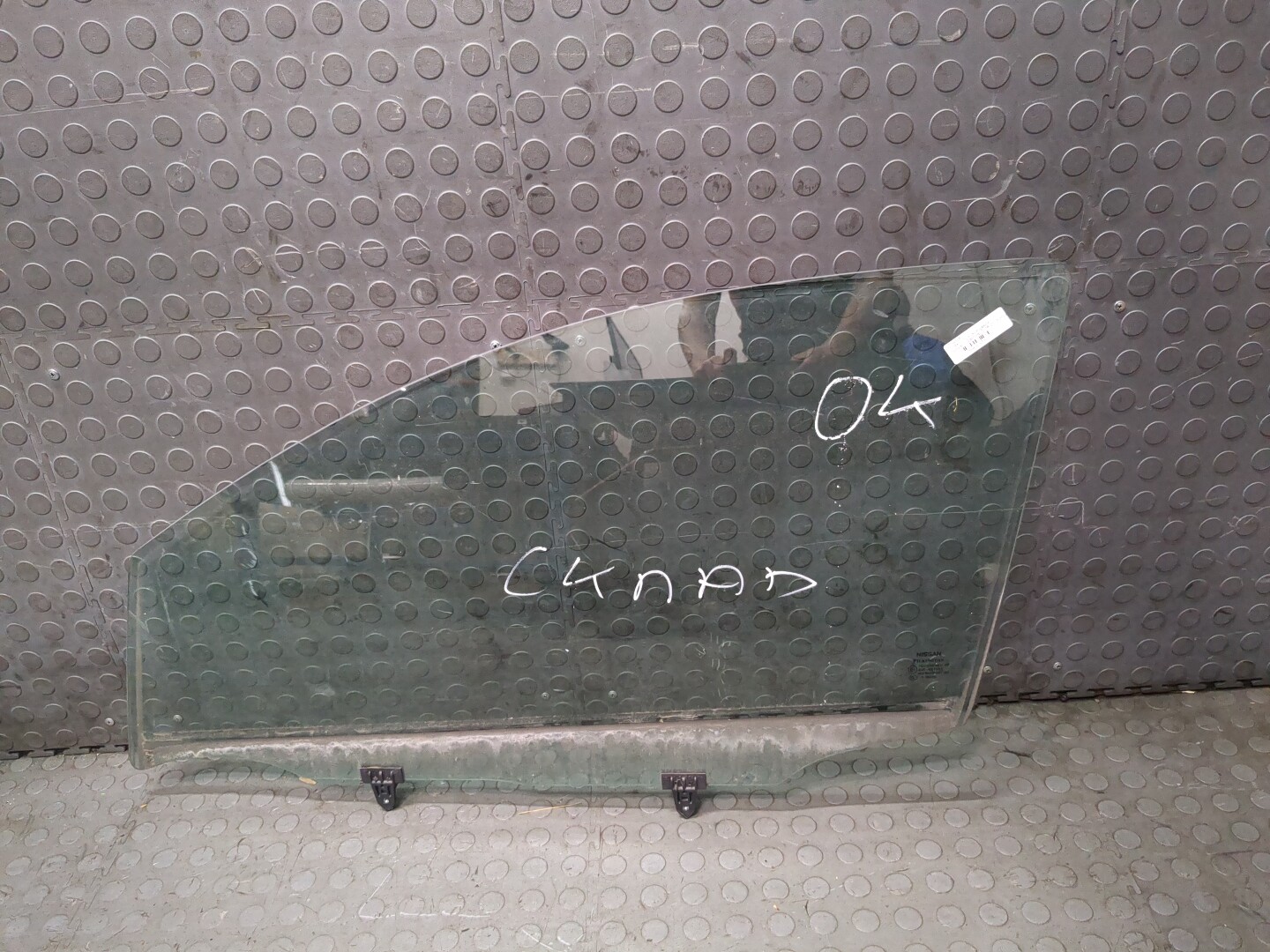 Стекло двери передней левой